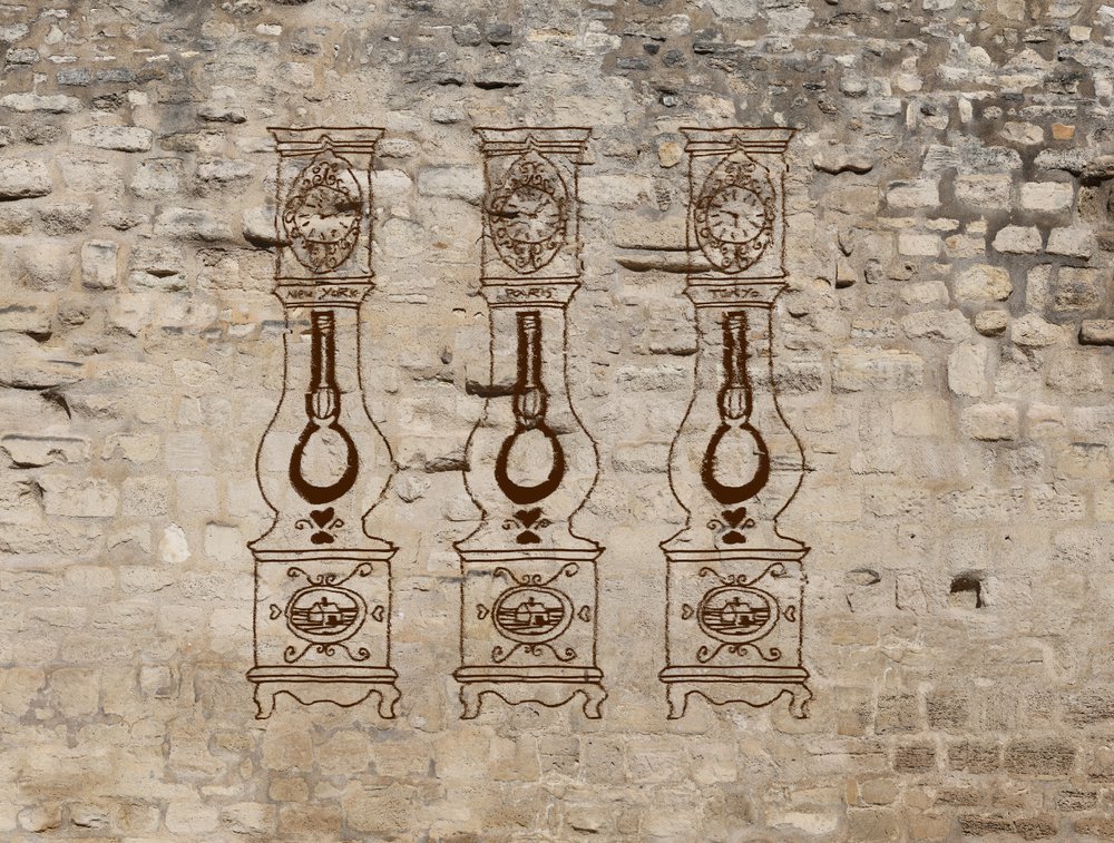 horloges sur mur ancien
